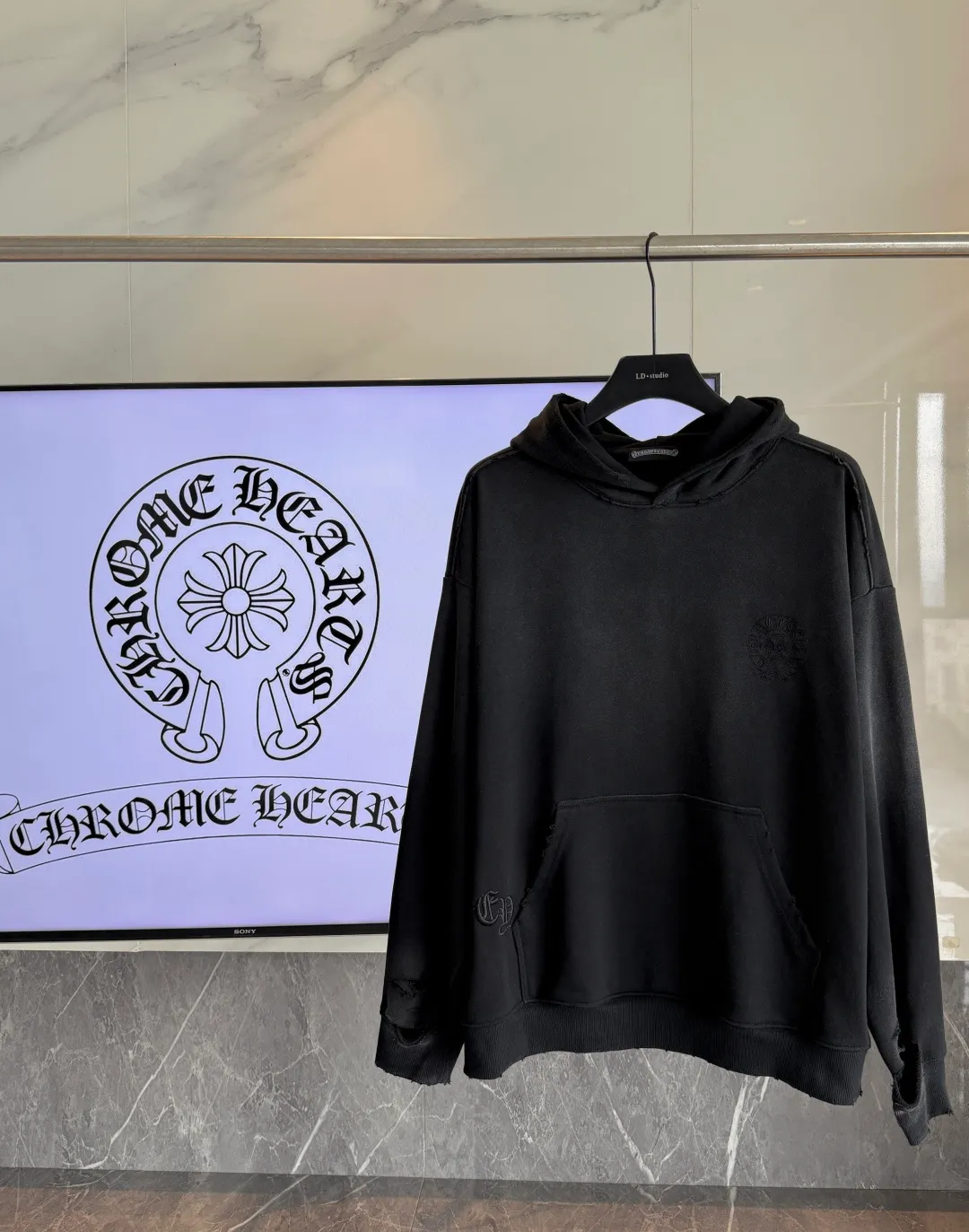P330 🔥🔥🔥 𝗖𝗵𝗿𝗼𝗺𝗲 𝗛𝗲𝗮𝗿𝘁𝘀/Cro Heart 2025 Cross Patch Embroidery Summer New Original Single Counter American Acid Washed Distressed Laser Burnt Patch Embroidery Couple Casual Hooded Sweatshirt 👑The highest version! Customized fabric 440g tripe terry fabric! American acid-washed and distressed original fabric laser burnt ✟appliqué embroidery and exquisite embroidery of letters! The best-selling model at the counter. It is very comfortable to wear. It is low-key yet luxurious. It is very classy when worn. The large size and tailoring are needless to say. The upper body is exquisite and vivid. 👍High-end first-class materials. A truly palace-level product. The cotton from Turkey is of outstanding quality. After heavy washing, the clothes are very soft! Not picky, the upper body is absolutely stylish and extremely luxurious. Auxiliary materials: The original model has been authenticated and labeled ➕100% silk washed with water label. Genuine purchase-grade original hangtag➕matching hanging rope➕3D hanging beads➕original packaging bag. Craftsmanship: The original version has consistent wiring! The highest version of the armhole matching technique! Countless times of pattern making to 100% restore the original appearance! The correct version is the same for men and women, super eye-catching, super good-looking, and super atmospheric! Color: White Black Royal Blue Size: XS-L